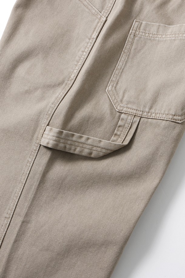 남녀공용 프레피 와이드 헤머루프 데님 팬츠[BEIGE](UB8DP02_25)는 편안함과 스타일을 동시에 잡은 데님 팬츠입니다. 베이지 컬러의 무지 디자인으로 어떤 상의에도 잘 어울리며, 봄, 가을에 착용하기 좋습니다. 와이드 핏으로 활동성을 높였으며, 헤머루프 디테일이 특징입니다. 프레피, 미니멀, 클래식 스타일을 연출하기에 적합하며, 데님 소재 특유의 견고함과 자연스러운 멋을 느낄 수 있습니다. 일상생활에서 편안하게 착용할 수 있는 아이템입니다.
