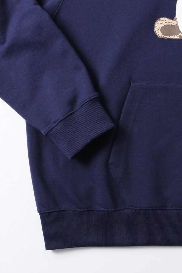 네이비 컬러의 남녀공용 프레피 릴 베어 후디입니다. 캐주얼하면서도 프레피한 스타일을 연출하기 좋으며, 가을과 겨울에 따뜻하게 입을 수 있습니다. 릴랙스 핏으로 편안한 착용감을 선사하며, 크롭 기장으로 트렌디함을 더했습니다. 후드 디자인과 곰 캐릭터 프린트가 귀여운 포인트를 더하는 긴소매 후드티셔츠입니다. 데일리룩으로 활용하기 좋은 아이템입니다.
