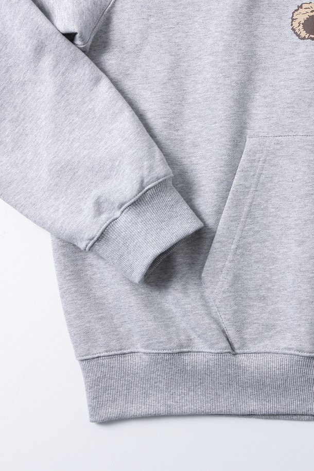 남녀공용 프레피 릴 베어 후디[M-GREY](UBALT37_51)는 부드러운 면 소재로 제작되어 편안한 착용감을 선사합니다. 릴랙스핏으로 디자인되어 활동성이 뛰어나며, 후드 디자인과 긴 소매로 간절기부터 겨울까지 따뜻하게 입을 수 있습니다. 그레이 색상에 귀여운 베어 캐릭터 프린트가 더해져 캐주얼하면서도 프레피한 스타일을 연출합니다. 캠핑룩이나 집콕룩 등 다양한 TPO에 활용 가능하며, 미니멀한 스타일을 선호하는 분들께도 추천합니다. 두꺼운 두께감으로 포근함을 더했습니다.
