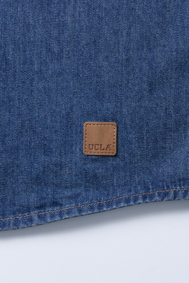 남녀공용 레트로 프레피 데님 셔츠[MD-INDIGO](UB8LS21_05)는 빈티지한 감성을 담은 인디고 컬러의 데님 셔츠입니다. 봄, 가을 시즌에 적합하며, 레트로와 프레피 스타일을 동시에 연출할 수 있습니다. 뻣뻣한 촉감의 두꺼운 데님 소재로 제작되었으며, 오버핏으로 편안한 착용감을 선사합니다. 카라 디자인에 긴소매, 무지 패턴으로 깔끔함을 더했으며, 버튼 여밈 방식으로 클래식한 매력을 더했습니다. 일상복으로 활용하기 좋은 디자인입니다.
