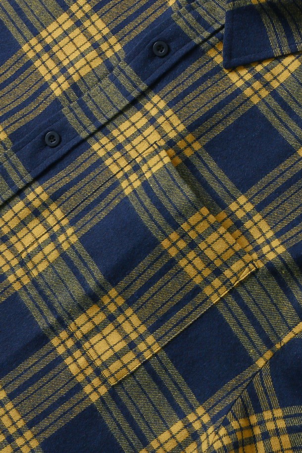 남녀공용 스트릿 심볼라벨 체크셔츠[MUSTARD](UB9LS21_79)는 가을, 겨울 시즌에 어울리는 레귤러핏 셔츠입니다. 머스타드와 블랙 두 가지 색상으로 출시되었으며, 캐주얼과 스트릿 스타일을 모두 소화할 수 있습니다. 두꺼운 두께감의 면 소재로 제작되어 따뜻하고 편안한 착용감을 제공하며, 체크 패턴과 긴 소매가 특징입니다. 카라넥 디자인에 심볼라벨 디테일이 더해져 개성 있는 스타일을 연출합니다. 일상생활에서 폭넓게 활용하기 좋은 아이템입니다.
