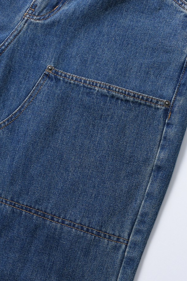 **남녀공용 레트로 프레피 더블니 데님 팬츠[MD-INDIGO](UB8DP21_05)는 빈티지한 감성을 자극하는 데님 반바지입니다.** 인디고 컬러의 데님 소재로 제작되었으며, 레트로와 프레피 스타일을 동시에 연출할 수 있습니다. 허벅지 부분에 덧대어진 더블니 디테일이 특징이며, 레귤러핏으로 편안한 착용감을 선사합니다. 봄, 가을 시즌에 활용하기 좋으며, 무지 패턴으로 다양한 상의와 손쉽게 매치할 수 있습니다. 뻣뻣한 촉감의 데님 소재가 클래식한 무드를 더합니다.
