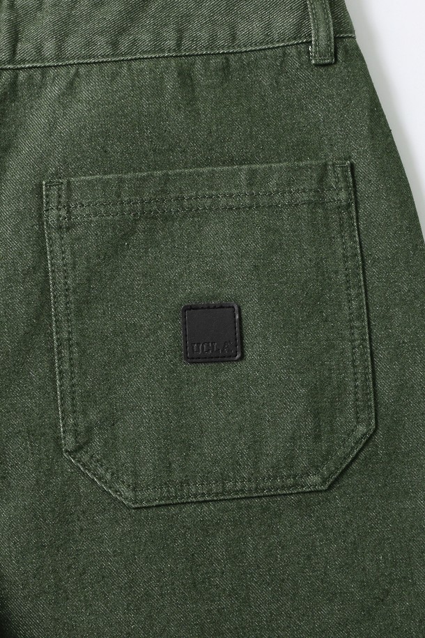 남녀공용 레트로 프레피 더블니 데님 팬츠[KHAKI](UB8DP21_65)는 봄, 가을에 어울리는 데이트룩 연출을 위한 필수 아이템입니다. 100% 데님 소재, 두꺼운 두께감과 뻣뻣한 촉감으로 탄탄한 착용감을 선사하며, 루즈핏 와이드 실루엣으로 편안한 활동성을 보장합니다. 카키 컬러의 무지 디자인에 더블니 디테일이 더해져 레트로, 프레피, 캐주얼 스타일을 모두 소화할 수 있습니다. 
