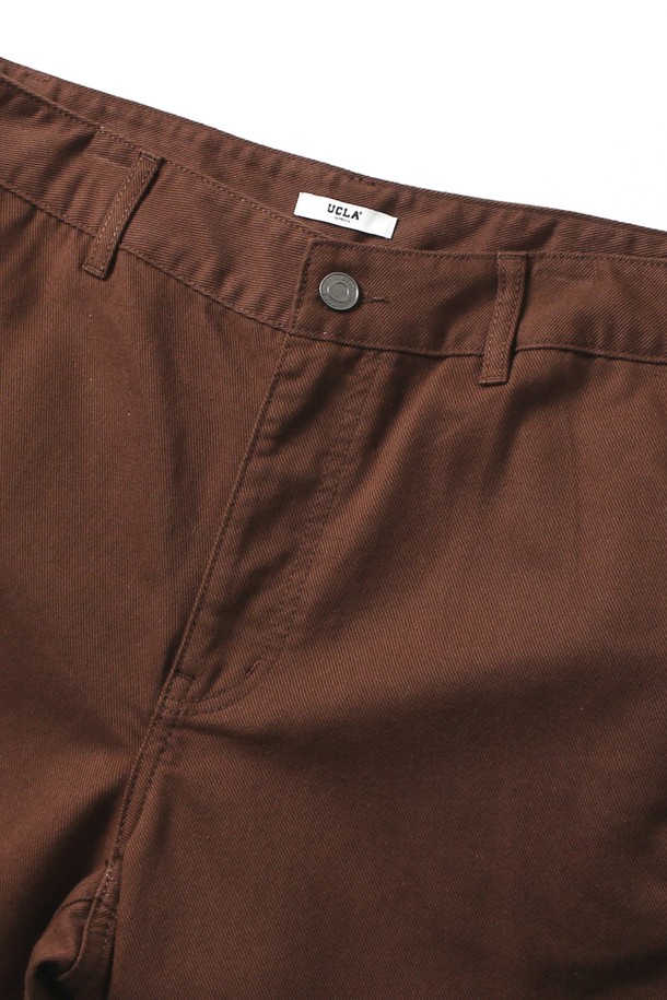 남녀공용 프레피 오버 와이드 칼라 데님 팬츠[BROWN](UB8DP20_55)는 프레피 스타일을 지향하는 분들을 위한 브라운 컬러의 데님 팬츠입니다. 넉넉한 오버핏과 와이드 실루엣으로 편안한 착용감을 선사하며, 봄, 가을 시즌에 활용하기 좋습니다. 데님 소재 특유의 견고함과 무지 패턴으로 다양한 상의와 손쉽게 매치할 수 있습니다. 출근룩과 모임룩 등 TPO에 구애받지 않고 캐주얼, 프레피, 미니멀 스타일을 모두 소화 가능합니다. 칼라 디테일이 돋보이는 디자인으로, 개성 있는 스타일을 연출해보세요.
