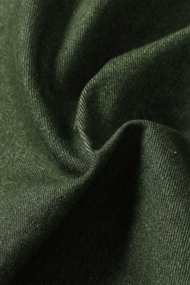 남녀공용 레트로 프레피 데님 셔츠[KHAKI](UB8LS21_65)는 봄, 가을에 어울리는 두꺼운 데님 소재의 카키 컬러 셔츠입니다. 레귤러핏으로 제작되었으며, 셔츠 특유의 뻣뻣한 촉감이 특징입니다. 긴 소매와 카라넥 디자인으로 클래식하면서도 레트로, 캐주얼한 스타일을 연출합니다. 버튼다운 디테일이 돋보이며, 출근룩과 데이트룩에 모두 활용하기 좋습니다. 무지 패턴으로 다양한 하의와 쉽게 매치할 수 있습니다.
