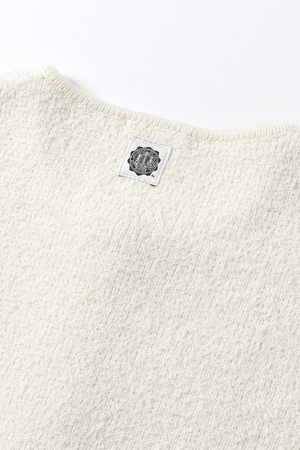 여성 프레피 메달리온 수츠 카디건[CREAM] (UB8GD50_21)은 부드러운 니트 소재로 제작되어 봄, 가을에 착용하기 좋은 얇은 두께의 크롭 기장 카디건입니다. 라운드넥 디자인에 긴 소매, 레귤러핏으로 제작되었으며, 클래식하고 프레피한 무드를 연출합니다. 무지 패턴에 메달리온 디테일이 포인트로 더해져 세련된 느낌을 줍니다. 데이트룩이나 모임룩에 활용하여 미니멀하면서도 스타일리시한 룩을 완성해 보세요. 버튼 여밈 방식으로 간편하게 착용할 수 있습니다.
