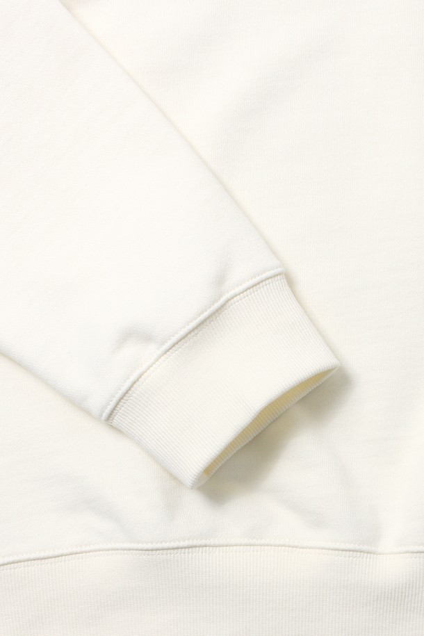 남녀공용 데일리 스몰로고 하프집업[CREAM](UB9LT37_21)은 부드러운 촉감의 면 소재로 제작되어 편안한 착용감을 선사합니다. 베이직한 디자인에 캐주얼한 스타일을 더해 데일리룩 또는 일상복으로 활용하기 좋습니다. 크림 컬러에 스몰 로고 패턴이 은은하게 포인트가 되어 미니멀한 매력을 더합니다. 긴 소매와 하프넥 디자인, 레귤러핏으로 봄, 가을 시즌에 활용하기 좋은 아이템입니다. 집업 스타일로 간편하게 착용 가능합니다.
