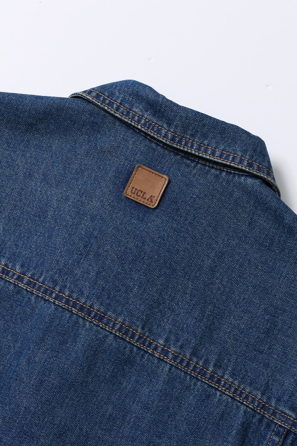 남녀공용 레트로 프레피 데님 트러커 재킷[MD-INDIGO](UB9DJ03_05)은 유행을 타지 않는 디자인으로, 데이트룩과 모임룩을 위한 완벽한 아이템입니다. 뻣뻣한 촉감의 두꺼운 데님 소재로 제작되어 튼튼하며, 워싱 디테일이 빈티지한 멋을 더합니다. 레귤러핏으로 편안하게 착용 가능하며, 버튼 여밈 방식으로 클래식한 매력을 선사합니다. 봄, 가을 시즌에 어울리는 긴 소매 크롭 기장의 인디고 컬러 데님 재킷으로, 레트로, 클래식, 캐주얼 스타일을 모두 소화할 수 있습니다.
