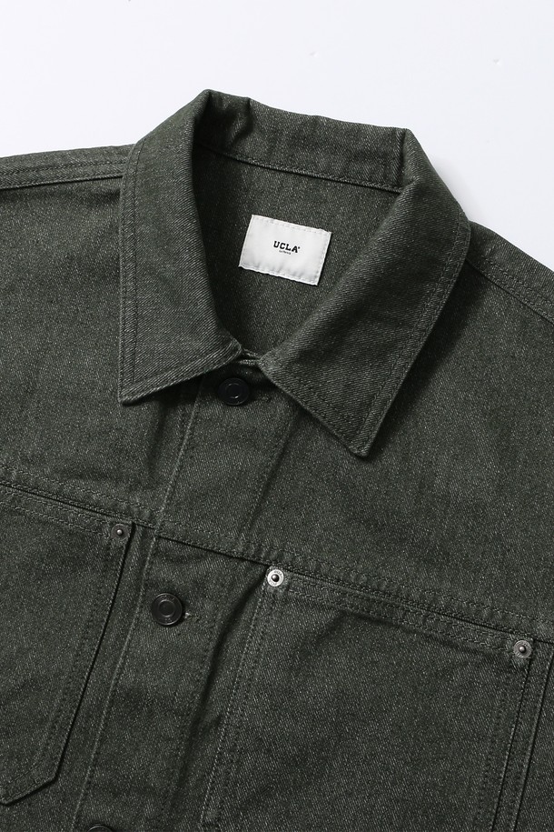 남녀공용 레트로 프레피 데님 트러커 재킷[KHAKI](UB9DJ03_65)은 캐주얼한 스타일을 추구하는 분들을 위한 아이템입니다. 카키 색상의 무지 데님 소재로 제작되었으며, 봄, 가을에 적합한 두꺼운 두께감을 자랑합니다. 레귤러핏으로 편안하게 착용 가능하며, 크롭 기장과 버튼 여밈 방식, 그리고 포켓 디테일이 특징입니다. 뻣뻣한 촉감과 긴 소매 기장이 레트로 무드를 더하며 프레피 스타일을 연출하기 좋습니다.
