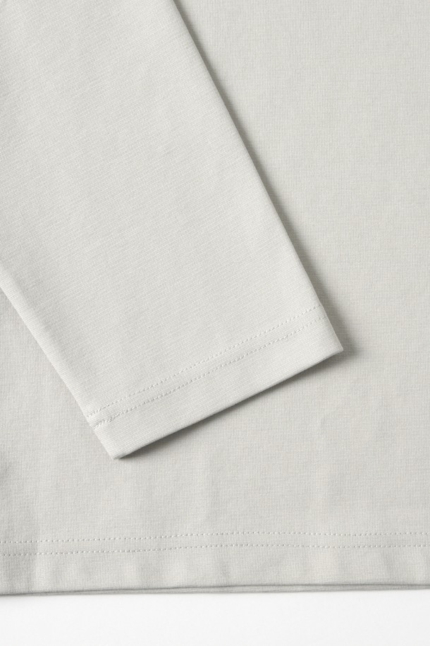 남성 분또 베이직 라운드 긴팔티(HBRLT30)는 부드러운 면 소재로 제작되어 봄, 가을 간절기에 활용하기 좋은 제품입니다. 베이직핏으로 편안한 착용감을 선사하며, 라운드넥 디자인과 베이지, 그레이 두 가지 기본 컬러로 미니멀한 스타일을 연출합니다. 출근룩이나 데이트룩과 같이 다양한 TPO에 매치하기 좋으며, 미니멀, 클래식, 캐주얼 등 폭넓은 스타일을 소화합니다. 심플한 로고 디테일이 돋보이는 긴소매 티셔츠로, 데일리 아이템으로 활용하기 좋습니다.
