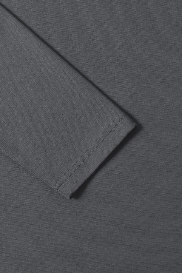 남성 분또 베이직 라운드 긴팔티(HBRLT30)는 부드러운 면 소재로 제작되어 편안한 착용감을 제공합니다. 베이직핏 디자인에 레귤러 기장으로, 출근룩과 비즈니스 캐주얼에 활용하기 좋습니다. 그레이 컬러와 무지 패턴으로 미니멀, 클래식, 캐주얼 등 다양한 스타일 연출이 가능합니다. 라운드넥과 긴소매 디자인으로 간절기부터 초겨울까지 활용하기 좋으며, 심플한 로고 디테일이 돋보입니다. 일상 속에서 편안하게 즐겨 입을 수 있는 기본 티셔츠입니다.
