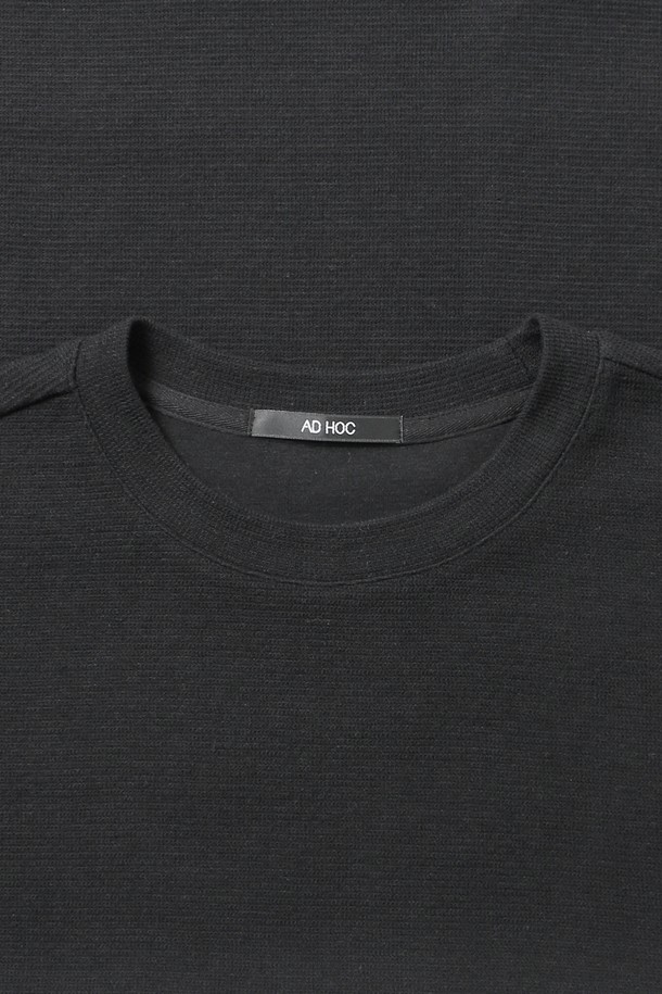 남성 베이직 코튼 라운드넥 긴팔 티셔츠(HB9LT05)는 부드러운 촉감의 면 50%와 폴리에스터 50% 혼방 소재로 제작되어 편안한 착용감을 선사합니다. 베이직한 디자인으로 캐주얼, 미니멀, 클래식 등 다양한 스타일 연출에 용이하며, 봄, 여름, 가을 계절에 활용하기 좋습니다. 릴랙스 핏과 레귤러 기장으로 편안한 활동성을 보장하며, 주름 방지 기능으로 관리가 용이합니다. 아이보리, LT-그레이, 블랙, 스카이 블루의 네 가지 다채로운 컬러 옵션으로 만나보세요. 라운드넥과 긴 소매 디자인으로 어떤 코디에도 활용하기 좋은 기본 아이템입니다.
