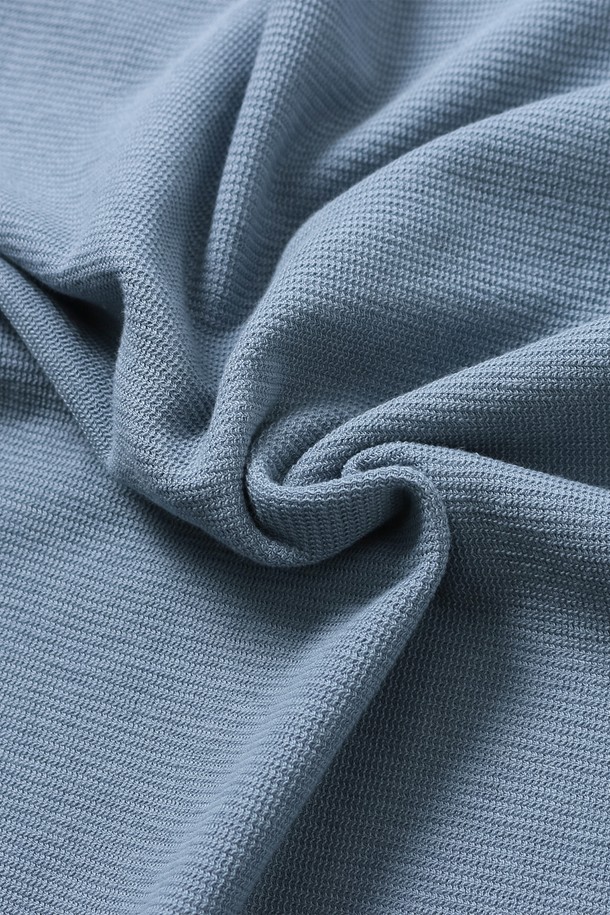 **남성 베이직 코튼 라운드넥 긴팔 티셔츠(HB9LT05)**는 부드러운 촉감의 면 소재로 제작되어 봄, 가을, 겨울에 활용하기 좋은 남성용 긴팔 티셔츠입니다. 베이직하고 미니멀한 스타일로, 데일리 캐주얼룩을 연출하기에 적합합니다. 레귤러핏과 레귤러 기장으로 편안한 착용감을 제공하며, 라운드넥 디자인이 특징입니다. 그레이 컬러, 무지 패턴으로 어떤 스타일에도 쉽게 매치할 수 있어 활용도가 높습니다. 겨울 데일리룩에 안성맞춤인 이 티셔츠는 부드러운 촉감으로 편안하게 착용할 수 있습니다.
