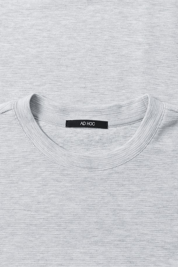 남성 베이직 코튼 라운드넥 긴팔 티셔츠(HB9LT05)는 일상, 출근룩, 겨울 데일리룩에 적합한 남성용 티셔츠입니다. 면과 폴리에스터 혼방 소재로 제작되어 부드러운 촉감과 적당한 두께감을 제공하며, 봄, 여름, 가을, 겨울 사계절 모두 활용 가능합니다. 무지 디자인에 레귤러 기장, 보통 핏으로 미니멀, 캐주얼, 클래식 스타일을 연출하기 좋습니다. 라운드넥과 긴 소매 디자인은 편안함을 더하며, 신축성이 있어 활동성을 높였습니다. 아이보리, LT-GREY, 블랙, 스카이 블루 4가지 색상으로 출시되었습니다.
