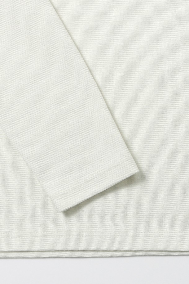 남성 베이직 코튼 라운드넥 긴팔 티셔츠(HB9LT05)는 부드러운 촉감의 면 소재로 제작되어 봄, 가을 시즌에 활용하기 좋은 얇은 두께의 긴팔 티셔츠입니다. 깔끔한 무지 디자인과 레귤러핏으로 제작되어 캐주얼, 미니멀, 클래식 스타일을 모두 소화할 수 있습니다. 라운드넥 디자인으로 데이트룩, 출근룩 등 다양한 TPO에 활용하기 좋으며, 베이직한 디자인으로 어떤 스타일에도 쉽게 매치할 수 있습니다. 화이트 컬러로 출시되어 다양한 하의와 조합하여 폭넓은 코디를 연출할 수 있는 기본 아이템입니다.
