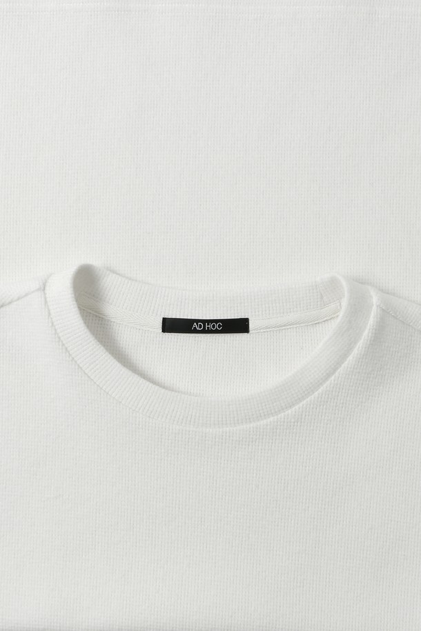 부드러운 기모 안감으로 포근함을 더한 남성용 긴소매 베이직 티셔츠(HB9LT06)입니다. 쌀쌀한 가을, 겨울철 일상과 출근룩에 활용하기 좋은 아이템입니다. 라운드넥 디자인과 레귤러 기장으로 어떤 스타일에도 자연스럽게 어울립니다. 미니멀, 클래식, 캐주얼 등 다양한 스타일 연출이 가능하며, 무지 디자인의 화이트 컬러로 깔끔함을 더했습니다. 두꺼운 두께감으로 보온성을 높여 추운 날씨에도 따뜻하게 착용할 수 있습니다.
