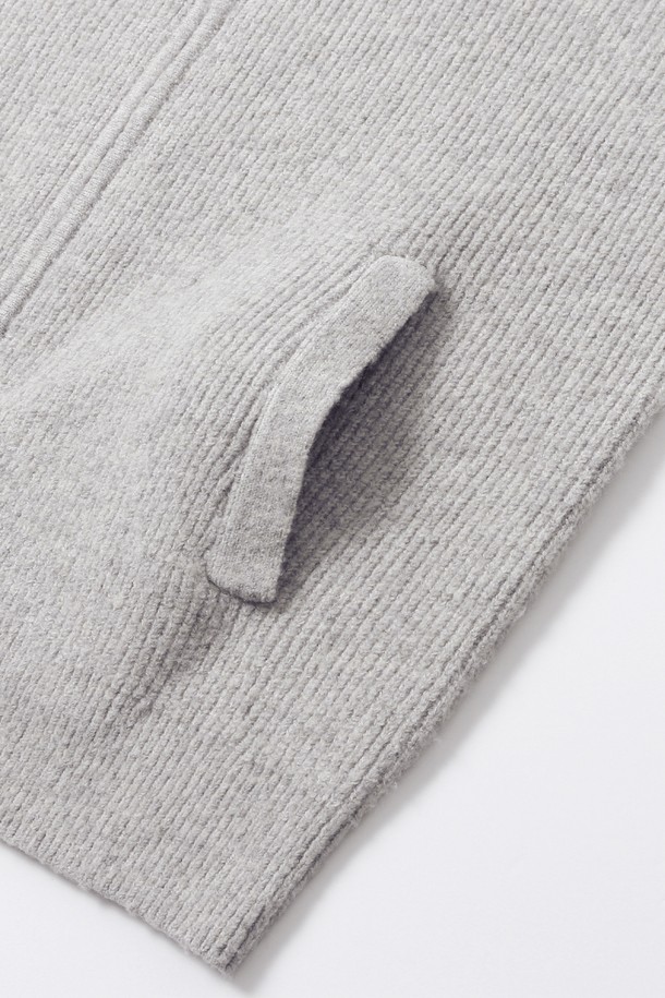 남성 하이넥 풀집업 카디건(HBAGD42)입니다. 부드러운 촉감의 아크릴, 폴리에스터, 폴리우레탄 혼방 소재로 제작되어 봄, 가을, 겨울 시즌에 착용하기 좋습니다. 하찌 조직과 밀란지 느낌의 원사가 돋보이며, 하이넥 디자인과 루즈핏으로 편안한 착용감을 선사합니다. 집업 스타일로 간편하게 여밀 수 있으며, 지퍼를 내려 카라 형태로도 연출하여 다양한 스타일을 연출할 수 있습니다. 미니멀, 클래식, 캐주얼 스타일을 즐기는 남성분들께 데이트룩, 겨울 데일리룩으로 추천합니다.
