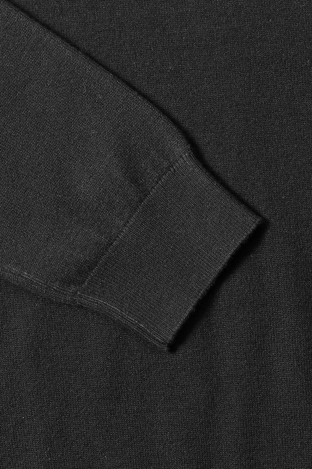 남성 베이직 터틀넥 니트(HBALK91)는 가을과 겨울, 쌀쌀한 계절에 포근함과 스타일을 동시에 선사하는 남성용 니트입니다. 부드러운 니트 소재로 제작되어 뛰어난 착용감을 자랑하며, 베이직한 디자인과 블랙 컬러는 어떤 스타일에도 쉽게 매치할 수 있습니다. 쌀쌀한 날씨에 출근룩이나 데이트룩에 세련된 클래식, 미니멀, 캐주얼 스타일을 더해보세요. 레귤러 기장의 베이직핏으로 제작되었으며, 긴 소매와 터틀넥 디자인이 보온성을 높여줍니다.
