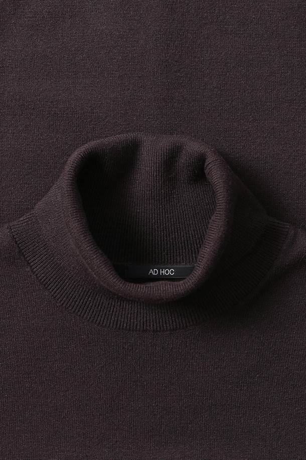 남성 베이직 터틀넥 니트(HBALK91)는 가을, 겨울 시즌에 어울리는 남성용 니트 스웨터입니다. 부드러운 울 소재로 제작되어 뛰어난 착용감을 선사하며, 레귤러핏과 긴 소매 기장으로 편안한 활동성을 보장합니다. 베이직한 디자인에 브라운 컬러와 무지 패턴이 더해져 다양한 스타일의 연출이 가능하며, 출근룩이나 데이트룩과 같은 TPO에 폭넓게 활용할 수 있습니다. 클래식, 미니멀, 캐주얼 등 어떤 스타일에도 잘 어울리는 활용도 높은 아이템입니다. 두꺼운 두께감의 터틀넥 디자인으로 따뜻함과 스타일을 동시에 잡을 수 있습니다.
