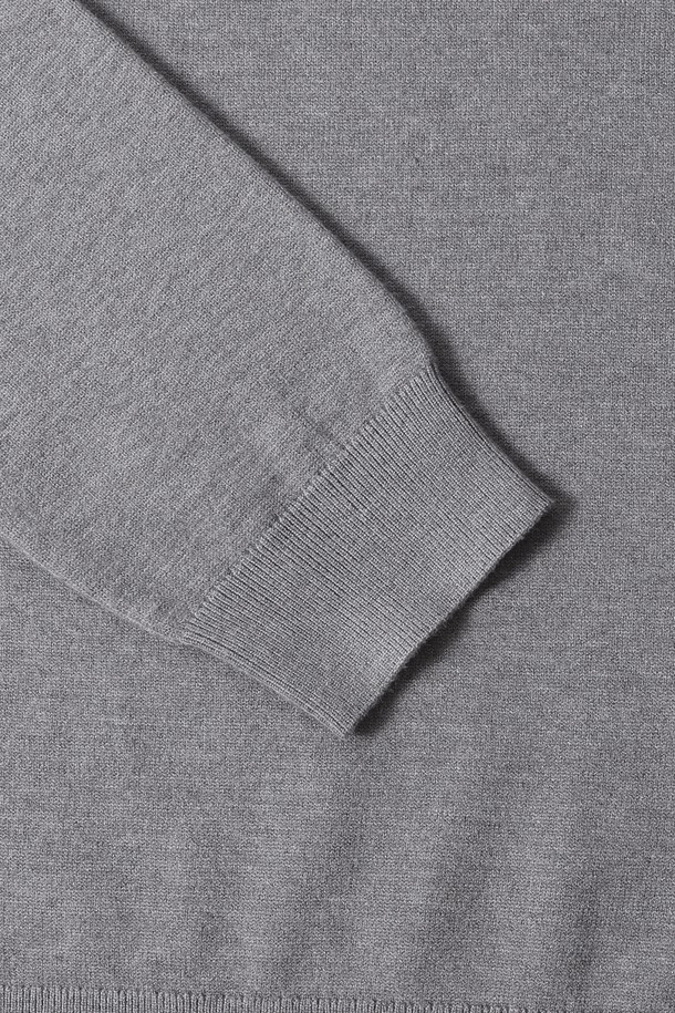 남성 베이직 터틀넥 니트(HBALK91)는 가을, 겨울 시즌에 어울리는 남성용 니트 스웨터입니다. 울 소재로 제작되어 부드러운 촉감을 선사하며, 레귤러핏과 긴 소매 기장으로 편안한 착용감을 제공합니다. 베이직하고 미니멀한 스타일의 디자인으로, 출근룩 및 비즈니스 캐주얼에 활용하기 좋습니다. 그레이 컬러의 무지 패턴에 두꺼운 두께감과 터틀넥 디자인으로 클래식하고 세련된 분위기를 연출합니다.
