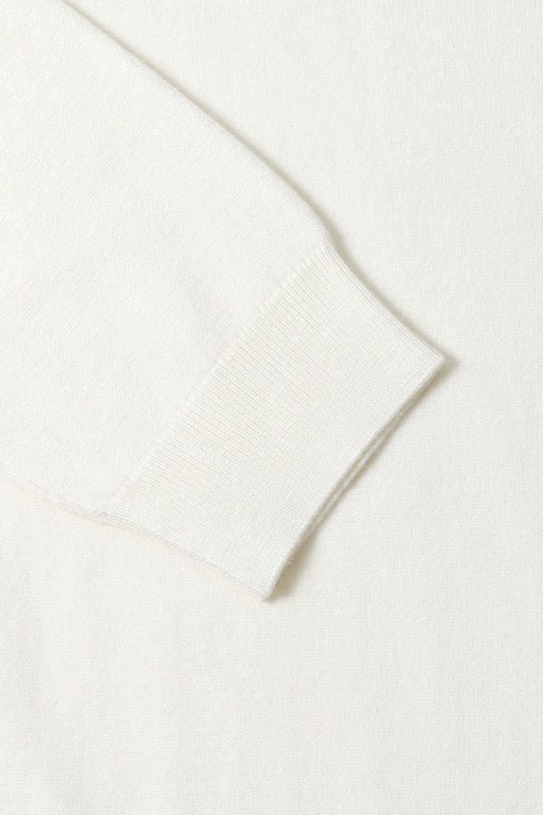 남성 베이직 터틀넥 니트(HBALK91)는 가을, 겨울 시즌에 어울리는 남성용 니트입니다. 베이직한 디자인과 미니멀한 스타일로, 출근룩과 데이트룩 등 다양한 TPO에 활용하기 좋습니다. 부드러운 촉감의 니트 소재로 제작되었으며, 두꺼운 두께감으로 따뜻하게 착용할 수 있습니다. 화이트와 아이보리 두 가지 색상으로 제공되며, 긴소매와 베이직핏, 터틀넥 디자인이 특징입니다. 무지 패턴으로 어떤 스타일에도 쉽게 매치할 수 있는 기본 아이템입니다.
