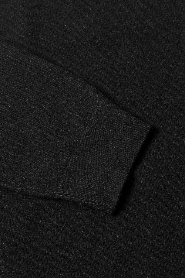 세련된 남성 스타일을 완성할 모크넥 스웨터(HBALK90)입니다. 부드러운 니트 소재로 제작되어 뛰어난 착용감을 선사하며, 가을과 겨울철 따뜻하게 몸을 감싸줍니다. 미니멀하고 베이직한 디자인으로 다양한 룩에 매치하기 용이하며, 레귤러핏과 긴소매, 무지 패턴이 세련된 분위기를 더합니다. 두꺼운 두께감과 모크넥 디자인은 보온성을 높여주어 쌀쌀한 날씨에도 든든하게 착용할 수 있습니다. 일상 속에서 편안하면서도 스타일리시하게 연출해보세요.
