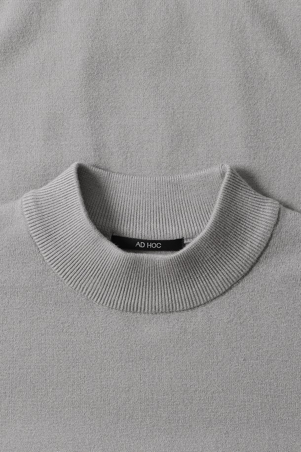 남성 모크넥 스웨터(HBALK90)는 가을과 겨울에 착용하기 좋은 남성용 니트 스웨터입니다. 부드러운 촉감의 니트 소재로 제작되었으며, 레귤러핏에 긴 소매 기장으로 편안한 착용감을 선사합니다. 차분하고 세련된 그레이 컬러와 미니멀한 디자인은 어떤 옷에도 잘 어울려 일상 및 출근룩에 활용하기 좋습니다. 모크넥 디자인으로 보온성을 높였으며, 두꺼운 두께감으로 따뜻하게 착용할 수 있습니다. 베이직한 스타일로 유행을 타지 않고 오랫동안 즐겨 입을 수 있는 아이템입니다.
