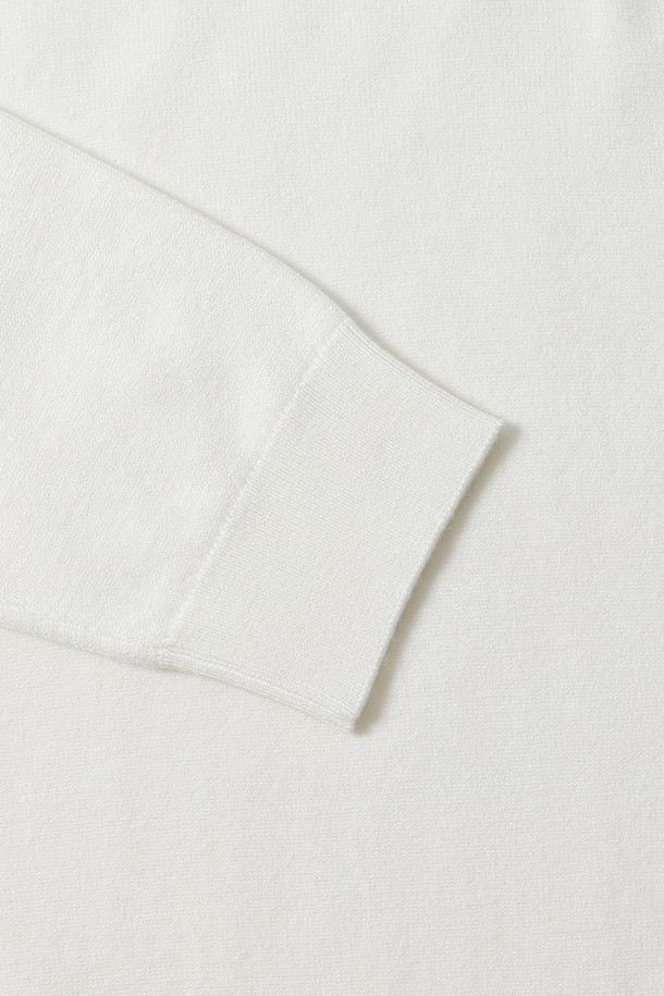 남성 모크넥 스웨터(HBALK90)는 가을과 겨울에 따뜻하게 착용할 수 있는 두꺼운 니트 소재의 긴소매 스웨터입니다. 부드러운 촉감의 레귤러핏으로 제작되었으며, 미니멀하고 베이직한 스타일을 연출합니다. 깔끔한 무지 디자인과 모크넥 라인이 특징이며, 출근룩이나 비즈니스 캐주얼에 활용하기 좋습니다. 다양한 스타일을 소화할 수 있는 활용도 높은 아이템으로, 미니멀, 클래식, 캐주얼 룩을 즐겨 입는 남성분들께 추천합니다. 화이트 컬러로 어떤 하의에도 매치하기 용이합니다.
