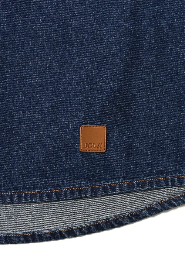 남녀공용 프레피 베이직 데님 셔츠[MD-INDIGO](UB9LS20_05)는 봄, 가을에 착용하기 좋은 두꺼운 두께감의 레귤러핏 데님 셔츠입니다. 인디고 컬러의 무지 디자인으로, 차이나칼라와 긴소매가 특징입니다. 뻣뻣한 촉감의 데님 소재로 제작되었으며, 포켓 디테일이 더해져 클래식, 미니멀, 프레피 스타일을 연출할 수 있습니다. 출근룩과 데이트룩에 활용하기 좋은 아이템입니다. 버튼 여밈 방식으로 간편하게 착용 가능합니다.
