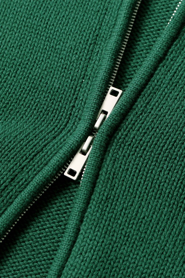 1919 UCLA 니트 바시티 점퍼[GREEN](UB9GD43_66)는 남녀공용으로 제작되어, 가을과 겨울에 따뜻하게 착용할 수 있는 두꺼운 니트 소재의 바시티 점퍼입니다. 그린 컬러 바탕에 화이트 컬러 배색과 지그재그 패턴이 스포티하고 캐주얼한 느낌을 줍니다. 레귤러핏으로 제작되었으며, 집업 방식으로 간편하게 착용 가능합니다. 숫자 레터링과 리브 디테일이 돋보이며, 캠핑룩, 데이트룩, 시티보이 스타일 연출에 적합합니다. 긴 소매 기장으로 보온성을 높였으며, 부드러운 촉감이 특징입니다.
