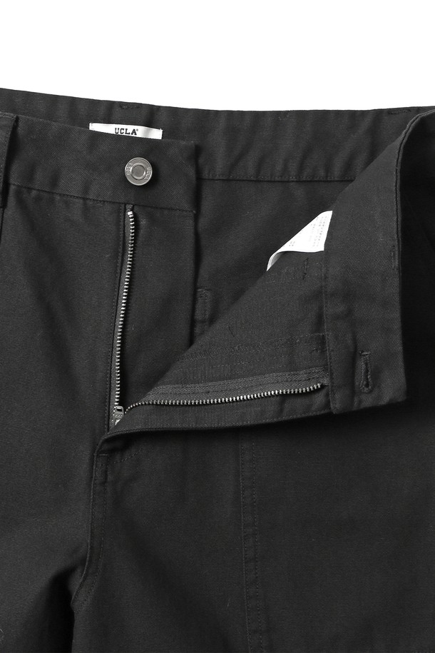 남녀공용 레트로 프레피 우븐 와이드 워크 팬츠[BLACK](UB9LP21_39)는 봄, 가을 시즌에 어울리는 워크 팬츠입니다. 블랙 컬러의 무지 디자인으로, 레트로와 프레피 스타일을 동시에 연출할 수 있습니다. 우븐 소재로 제작되어 편안한 착용감을 선사하며, 와이드핏으로 트렌디한 스타일을 완성합니다. 일상복으로 활용하기 좋으며, 다양한 상의와 매치하여 클래식한 룩을 연출할 수 있습니다. 
