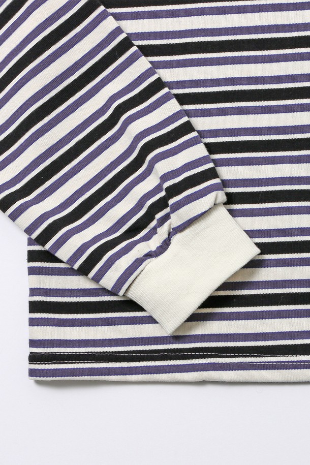 [UCLA] 여성 멀티스트라이프 럭비 칼라넥 티셔츠[BLACK](UBALT56_39)는 캐주얼, 스포티, 클래식 스타일을 아우르는 여성용 티셔츠입니다. 봄, 가을에 어울리는 긴소매 레귤러핏 디자인으로, 블랙과 화이트 컬러의 멀티스트라이프 패턴이 돋보입니다. 부드러운 면 소재로 제작되어 편안한 착용감을 선사하며, 칼라넥 디테일과 럭비 스타일이 특징입니다. 일상복으로 활용하기 좋은, 스타일리시한 레귤러 기장의 티셔츠입니다.
