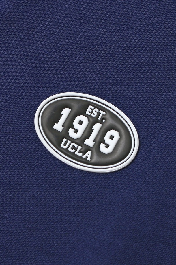 **여성 1919 UCLA 오픈 카라 원피스[NAVY](UB9OP50_45)**

1919 UCLA(유씨엘에이) 오픈 카라 원피스는 캐주얼하고 스포티한 스타일을 연출하는 여성 의류입니다. 네이비 컬러로, 봄, 여름에 얇게 착용하기 좋은 면 소재의 긴 소매 원피스입니다. 오픈 카라 디자인과 UCLA 로고가 특징이며, 여행룩이나 휴가룩으로 활용하기 좋습니다. 레귤러핏으로 편안하게 착용 가능하며, 부드러운 촉감을 선사합니다. 미니멀한 스타일을 선호하는 분들께 추천합니다.
