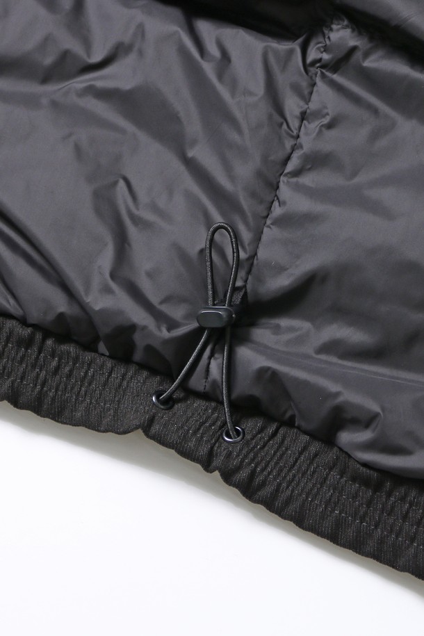 여성 데일리 속사시 숏 패딩 재킷[BLACK](UBAUJ50_39)은 겨울철 추위를 막아줄 루즈핏 숏 패딩입니다. 부드러운 촉감의 나일론 소재로 제작되었으며, 캐주얼하고 베이직한 스타일을 연출합니다. 하이넥 디자인과 지퍼 여밈 방식으로 편안하게 착용할 수 있으며, 블랙 컬러의 무지 디자인으로 어떤 옷에도 쉽게 매치할 수 있습니다. 넉넉한 핏과 두꺼운 두께감으로 따뜻함을 제공하며, 숏패딩 특유의 경쾌한 느낌을 더합니다. 일상복으로 활용하기 좋은 실용적인 아이템입니다.
