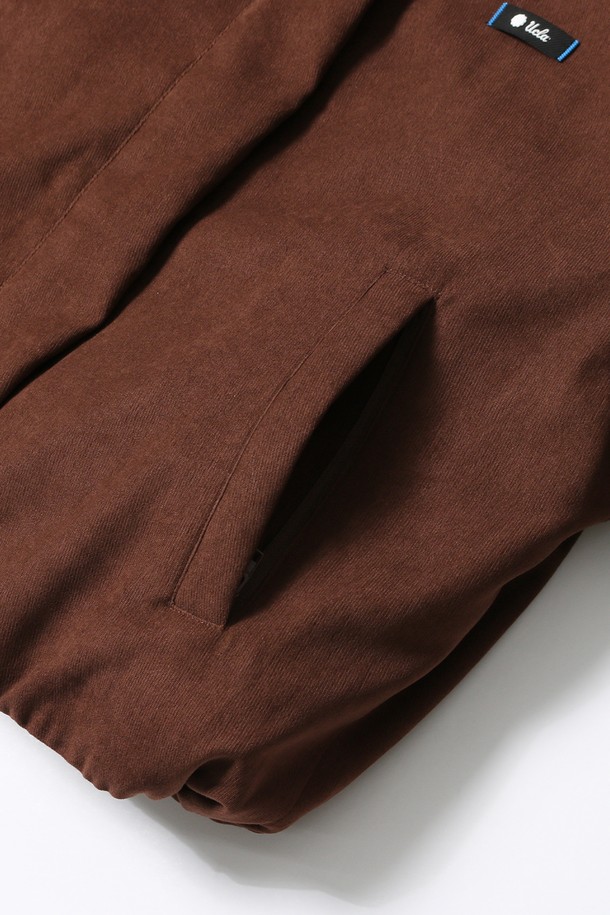 여성 데일리 속사시 숏 패딩 재킷[BROWN](UBAUJ50_55)은 추운 겨울, 포근하고 스타일리시하게 연출하기 좋은 아우터입니다. 부드러운 촉감의 폴리에스테르 소재로 제작되어 편안한 착용감을 선사하며, 넉넉한 루즈핏과 숏 기장으로 활동성을 높였습니다. 브라운 컬러의 무지 디자인은 어떤 스타일에도 쉽게 매치할 수 있는 베이직한 매력을 더합니다. 퍼프 소매와 스탠드 칼라 디테일이 돋보이며, 집업 방식으로 간편하게 여밀 수 있습니다. 집콕룩, 산책룩 등 데일리룩에 활용하기 좋은 캐주얼, 미니멀, 클래식 스타일의 숏패딩입니다.
