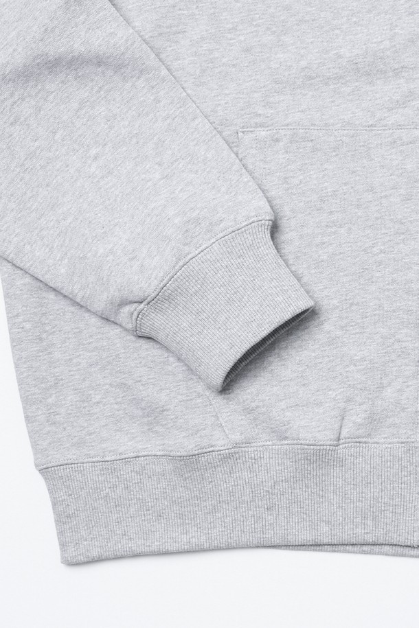 남녀공용 레트로 프레피 후드집업[M-GREY](UBBGD90_51)은 부드러운 면 소재로 제작되어 편안한 착용감을 선사합니다. 차분한 그레이 컬러에 레트로 및 프레피 스타일을 더하여 캐주얼한 매력을 뽐내며, 일상, 산책, 집콕, 여행 등 다양한 TPO에 활용하기 좋습니다. 로고 패턴이 돋보이며, 레귤러핏과 긴 소매 기장으로 디자인되었습니다. 봄, 가을 시즌에 적합하며, 집업 스타일로 간편하게 착용할 수 있습니다.
