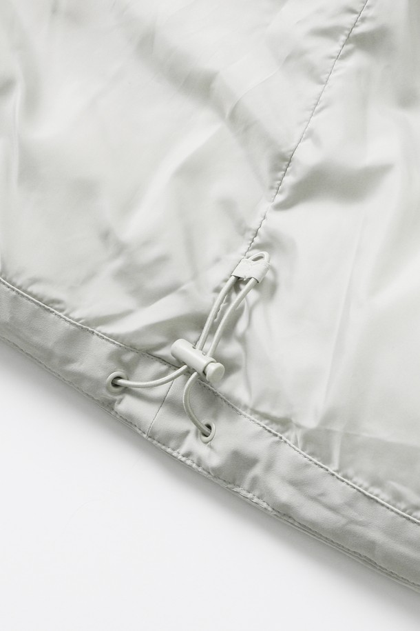 남녀공용 베이직 데일리 숏푸퍼[LT-BEIGE](UBAUJ88_23)는 겨울철 일상과 여행룩에 적합한 아우터입니다. 라이트 베이지 컬러의 무지 디자인으로, 캐주얼하고 미니멀한 스타일을 연출합니다. 숏 기장의 오버핏 패딩으로, 두꺼운 두께감과 부드러운 촉감, 퀼팅 디테일이 특징입니다. 집업 방식으로 간편하게 착용 가능하며, 긴 소매 디자인으로 보온성을 높였습니다. 폴리에스터 소재로 제작되어 편안하게 착용할 수 있습니다.
