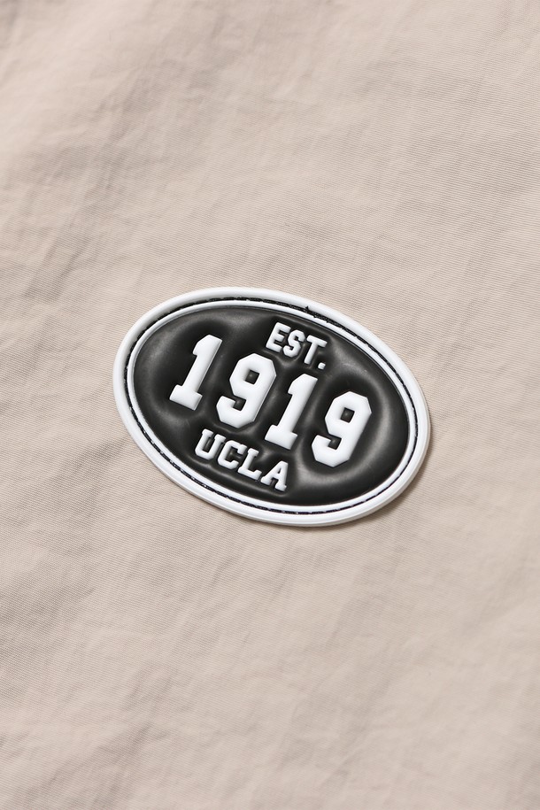 남녀공용 스포티브 배색 바람막이[BEIGE](UB9UJ20_25)는 일상 및 스포츠 활동에 적합한 아우터입니다. 베이지 및 블랙 컬러 배색으로 스포티한 무드를 연출하며, 봄, 가을 간절기에 활용하기 좋습니다. 얇은 두께의 나일론 소재로 제작되어 가볍고 편안하며, 방풍 기능을 갖춰 활동성을 높였습니다. 레귤러핏과 집업 스타일로 편안한 착용감을 선사하며, 배색 디자인이 돋보이는 긴 소매 바람막이입니다.
