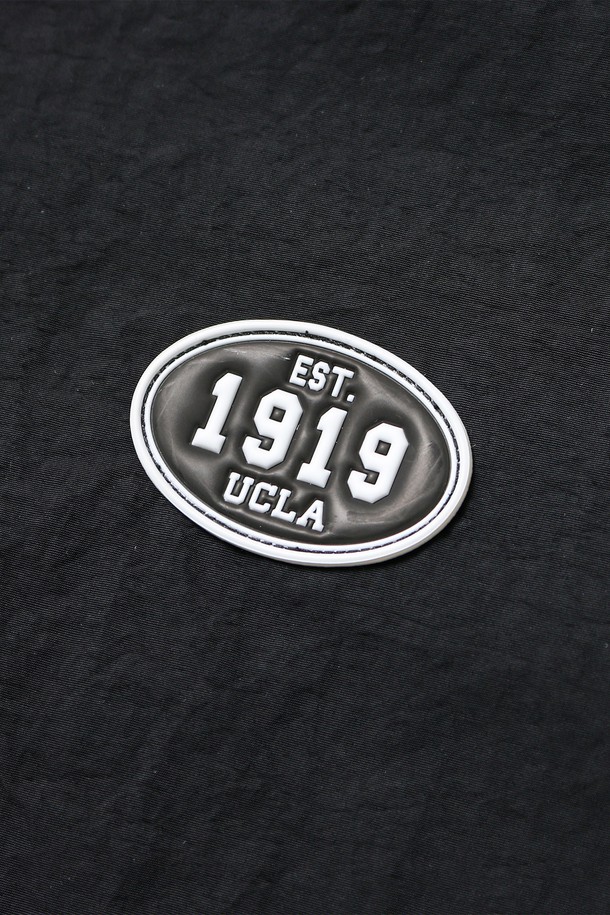 남녀공용 스포티브 배색 바람막이[BLACK](UB9UJ20_39)는 가볍고 활동적인 착용감을 제공하는 블랙 컬러의 바람막이입니다. 나일론 소재로 제작되어 얇고 부드러운 촉감이 특징이며, 방풍 기능을 갖춰 봄, 가을 간절기에 유용하게 활용할 수 있습니다. 스포티한 무드의 디자인으로, 러닝룩, 등산룩, 피트니스룩 등 다양한 스포츠 활동은 물론 캐주얼, 고프코어 스타일에도 잘 어울립니다. 오버핏으로 편안하게 착용 가능하며, 배색 디테일이 포인트로 들어가 디자인의 완성도를 높였습니다. 집업 스타일과 긴 소매 기장으로 활동성을 더했습니다.
