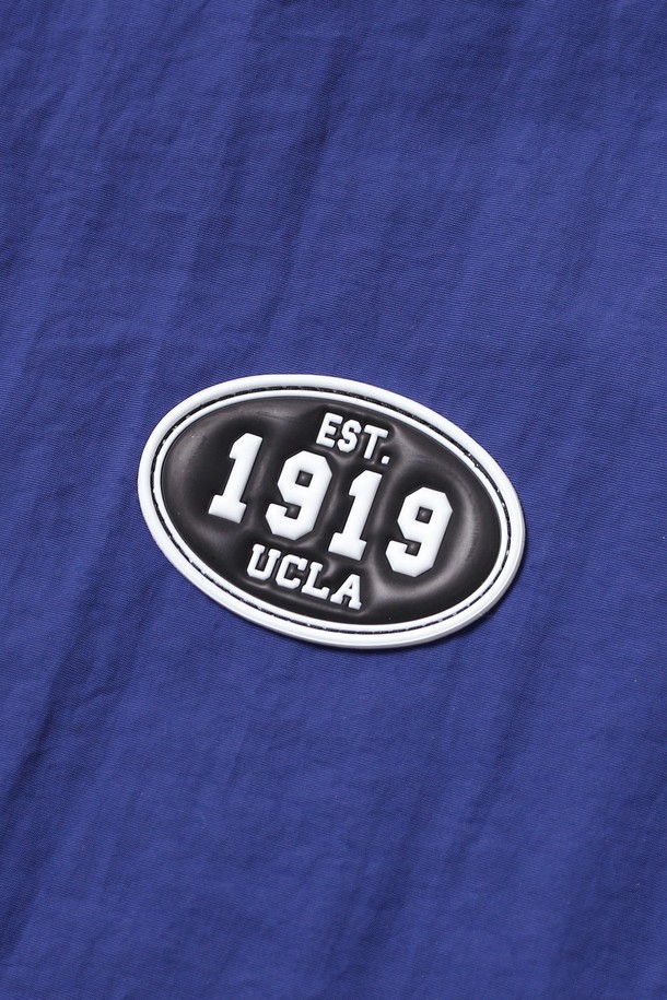 남녀공용 스포티브 배색 바람막이[블루]는 봄, 여름 시즌에 적합한 오버핏 바람막이입니다. 나일론 소재로 제작되어 가볍고 시원한 착용감을 제공하며, 일상 및 스포츠 활동 모두에 활용 가능합니다. 블루, 네이비, 화이트 컬러 배색과 크롭 기장, 긴소매 디자인으로 스포티한 스타일을 연출합니다. 스냅 여밈 방식과 얇은 두께, 컬러블록 디자인으로 포인트를 더했습니다. 활동적인 당신에게 스타일과 실용성을 동시에 선사하는 아이템입니다.
