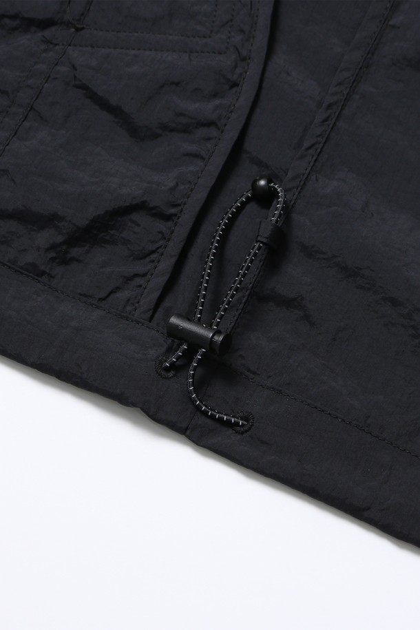 남녀공용 베이직 나일론 바람막이[BLACK](UB9UJ90_39)는 일상과 산책룩에 적합한 레귤러 핏 바람막이입니다. 무지 디자인의 블랙 컬러로, 캐주얼 및 미니멀 스타일을 연출하기 좋습니다. 부드러운 촉감의 얇은 두께감과 긴 소매 기장으로 간절기에 활용하기 좋으며, 집업 방식으로 편안하게 착용할 수 있습니다. 방풍 기능이 있어 쌀쌀한 날씨에도 쾌적하게 활동할 수 있습니다. 베이직한 디자인으로 다양한 스타일에 매치하기 용이합니다.
