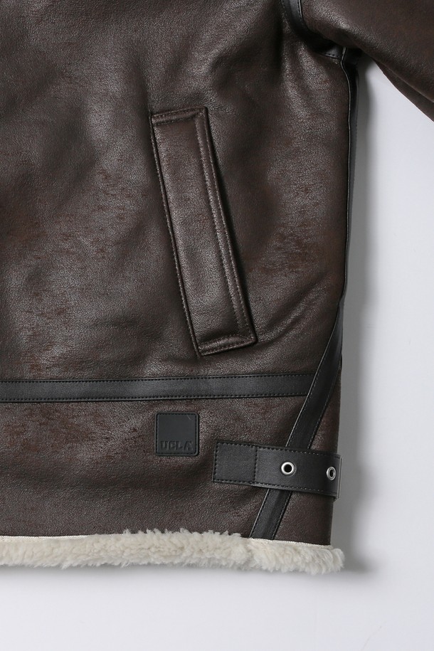 남녀공용 프레피 씰 로고 버클 무스탕[BROWN](UBAMU20_55)은 가을과 겨울에 따뜻하고 스타일리시하게 연출할 수 있는 아우터입니다. 브라운 컬러의 레귤러핏 무스탕으로, 캐주얼하면서도 프레피한 무드를 연출합니다. 안감은 퍼 소재로 제작되어 부드러운 촉감과 뛰어난 보온성을 제공하며, 긴 소매와 버클, 집업 여밈 방식으로 편안하게 착용할 수 있습니다. 씰 로고 패턴이 돋보이며, 데이트룩과 출근룩 등 다양한 TPO에 활용 가능합니다. 두꺼운 두께감으로 추운 날씨에도 따뜻함을 유지해 줍니다.
