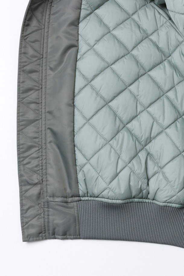 남녀공용 데일리 스몰로고 MA1 점퍼[GREY](UBAUJ22_35)는 캐주얼, 스포티 무드를 연출하는 남녀공용 점퍼입니다. 봄, 가을 시즌에 적합하며, 부드러운 촉감의 나일론 소재로 제작되었습니다. 레귤러핏으로 편안하게 착용 가능하며, 집업 스타일로 간편하게 여밀 수 있습니다. 크롭 기장에 스몰 로고 디테일이 돋보이는 MA1 스타일의 점퍼로, 데일리 및 일상복으로 활용하기 좋습니다. 그레이 컬러로 다양한 스타일과 쉽게 매치할 수 있습니다.
