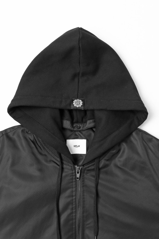 남녀공용 데일리 스몰로고 MA1 점퍼[BLACK](UBAUJ22_39)는 캐주얼, 스트릿, 미니멀 스타일을 즐겨 입는 분들을 위한 아이템입니다. 봄, 가을 시즌에 적합하며, 나일론 소재로 제작되어 부드러운 촉감을 선사합니다. 레귤러핏으로 편안하게 착용 가능하며, 집업 스타일로 간편하게 여밀 수 있습니다. MA1 점퍼 디자인에 스몰 로고 디테일이 더해져, 데일리룩에 포인트를 더해줍니다.