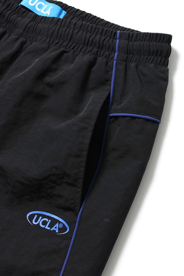 남녀공용 스포티브 배색 파이프 벌룬 와이드 팬츠[BLACK](UB9LP44_39)는 스포티한 무드의 블랙 컬러 와이드 벌룬 핏 팬츠입니다. 봄, 여름, 가을 시즌에 활용하기 좋으며, 일상복뿐만 아니라 피트니스룩, 캠핑룩 등 다양한 TPO에 매치할 수 있습니다. 밴딩 처리되어 편안한 착용감을 제공하며, 파이프 라인 디테일로 포인트를 더했습니다. 루즈핏으로 제작되어 활동성을 높였으며, 스포티, 캐주얼, 미니멀 스타일을 모두 소화할 수 있습니다.
