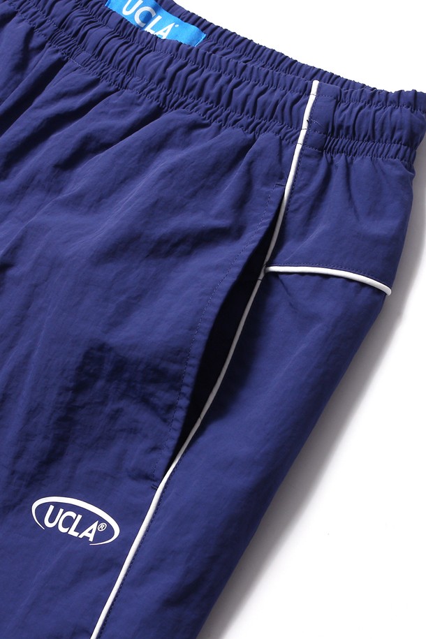 남녀공용 스포티브 배색 파이프 벌룬 와이드 팬츠[BLUE]는 봄, 여름 시즌에 활용하기 좋은 와이드 핏의 긴바지입니다. 스포티한 무드를 연출하며, 일상복으로 편안하게 착용할 수 있습니다. 허리 밴딩 처리로 활동성을 높였으며, 파이프 라인 배색 디테일이 돋보입니다. 루즈핏으로 제작되어 편안한 착용감을 선사하며, 미니멀하고 캐주얼한 스타일을 완성합니다. 블루 컬러로 시원하고 산뜻한 느낌을 줍니다.
