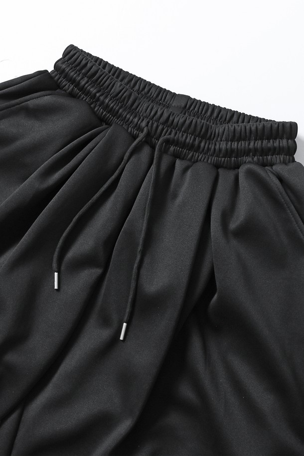 **남성 투턱 와이드 스트링 밴딩 팬츠(HB8LPA2)**

이 남성용 반바지는 여름철 캐주얼 스타일을 위한 완벽한 선택입니다. 블랙 컬러의 무지 디자인으로 어떤 상의와도 쉽게 매치할 수 있으며, 루즈핏 와이드 실루엣으로 편안한 착용감을 제공합니다. 투턱 디테일과 스트링 밴딩 처리로 활동성을 높였으며, 밴딩 허리 덕분에 편안하게 착용할 수 있습니다. 일상생활에서 편안함과 스타일을 동시에 잡을 수 있는 베이직한 아이템입니다.
