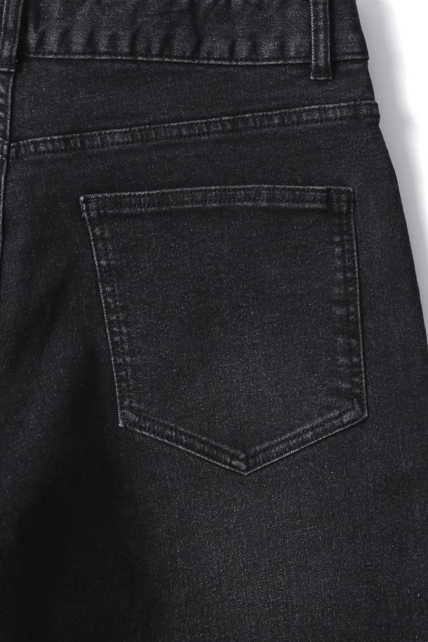 남성 세미 와이드핏 데님 팬츠(HB9DP07)는 캐주얼, 미니멀, 클래식 스타일을 아우르는 블랙 컬러의 데님 팬츠입니다. 봄, 가을에 적합하며, 일상복으로 활용하기 좋습니다. 세미 와이드핏으로 편안하면서도 트렌디한 핏을 연출합니다. 무지 디자인에 데님 소재로 제작되어 다양한 상의와 손쉽게 매치할 수 있습니다. 밴딩이 없는 긴 기장의 바지로, 스타일리시한 룩을 완성해보세요.
