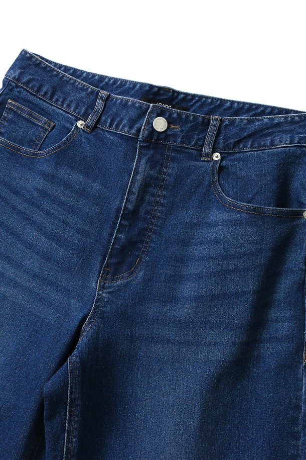 남성 세미 와이드핏 데님 팬츠(HB9DP07)는 캐주얼, 미니멀, 클래식 스타일을 아우르는 데님 팬츠입니다. 봄, 여름, 가을 3계절 착용 가능하며, 일상복으로 활용하기 좋습니다. 뻣뻣한 촉감의 데님 소재, 세미 와이드핏으로 편안하면서도 스타일리시한 핏을 연출합니다. 숏 기장의 무지 블루 컬러로, 5포켓 디자인이 특징입니다. 베이직한 디자인으로 다양한 상의와 매치하여 폭넓은 스타일을 소화할 수 있습니다.
