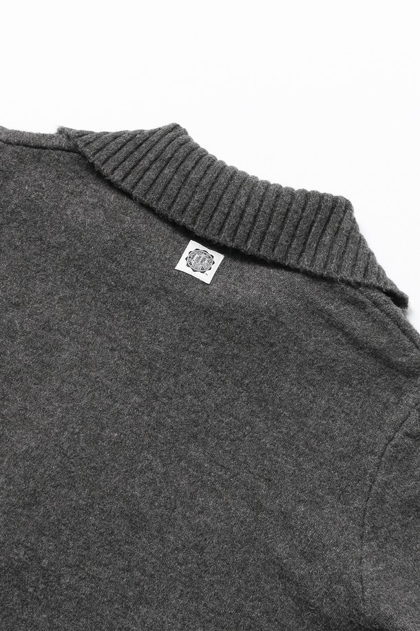 여성 하이넥 니트 집업(UBBGD54)은 가을, 겨울 시즌에 어울리는 상의 제품입니다. 아이보리(IVORY), 챠콜 그레이(CH-GREY), 브라운(BROWN) 3가지 색상으로 출시되었으며, 베이직하고 미니멀한 스타일을 연출합니다. 나일론, 아크릴, 폴리에스터 혼방 소재의 보통 두께감으로 제작되었으며, 세미 오버핏 크롭 기장의 긴소매 디자인입니다. 하이넥 라인과 투웨이 지퍼 여밈으로 실용성을 더했으며, 테이블 니트 패턴과 보통의 촉감, 신축성으로 편안하게 착용 가능합니다. 데일리룩 또는 이너 아우터로 활용하기 좋습니다.
